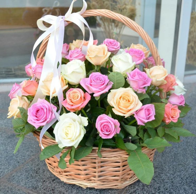 Нежные розы в корзинке