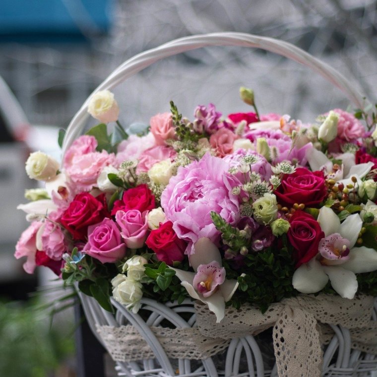 Красивые пионы в корзине