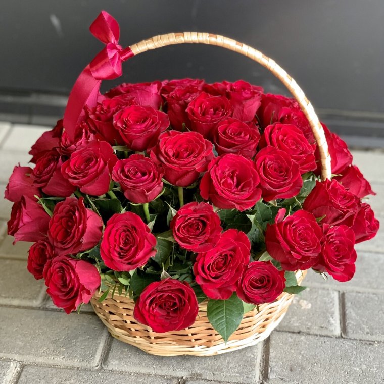Красные розы в корзине