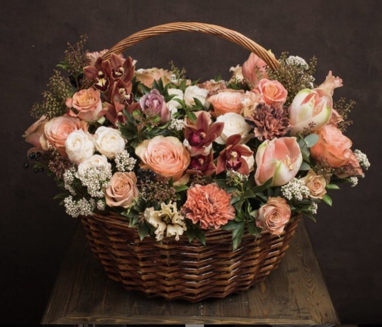 Огромный букет алых роз