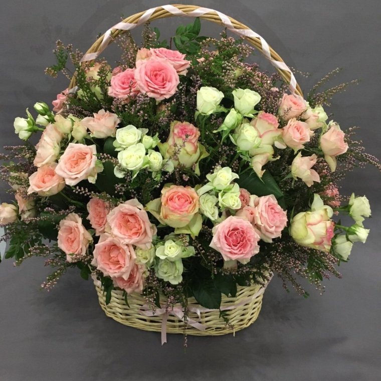 Огромная корзина роз