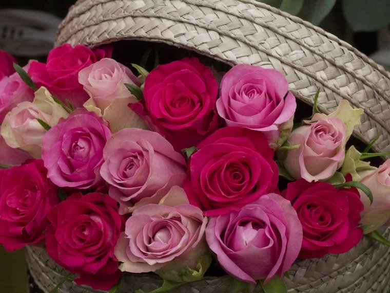 Самый красивый букет розовых роз в корзинке