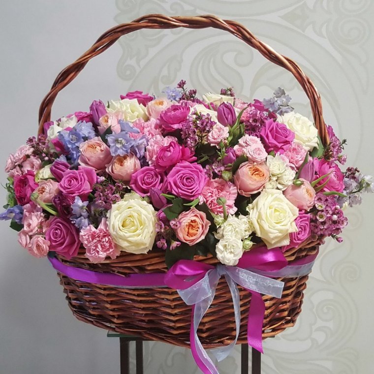 Цветы в корзине