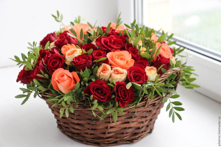 Корзина с красными цветами