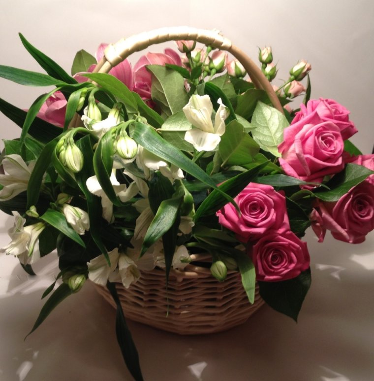 Корзинка с кустовой розой и эустомой