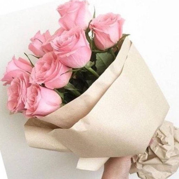 Розы в крафтовой бумаге