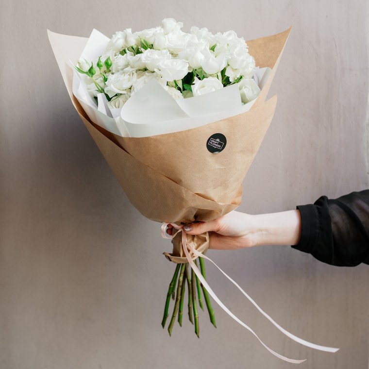 Упаковка цветов в крафт бумагу