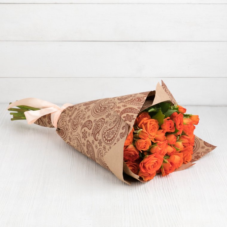 Упаковка роз в крафт бумагу