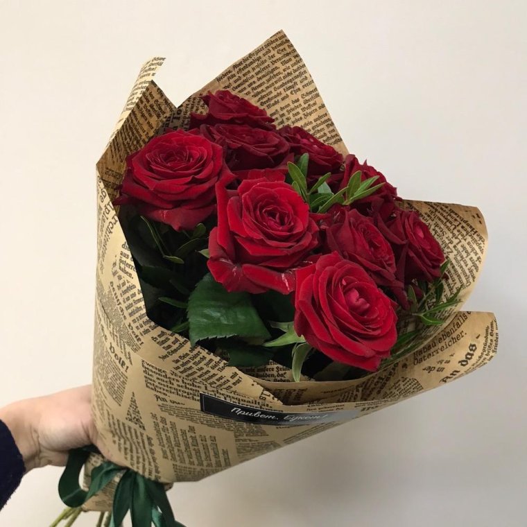 Букет из роз в крафтовой бумаге