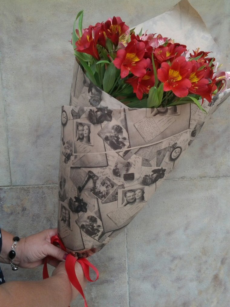 Альстромерии букет в крафте