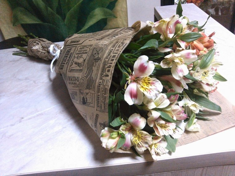 Букет из альстромерий в крафт бумаге