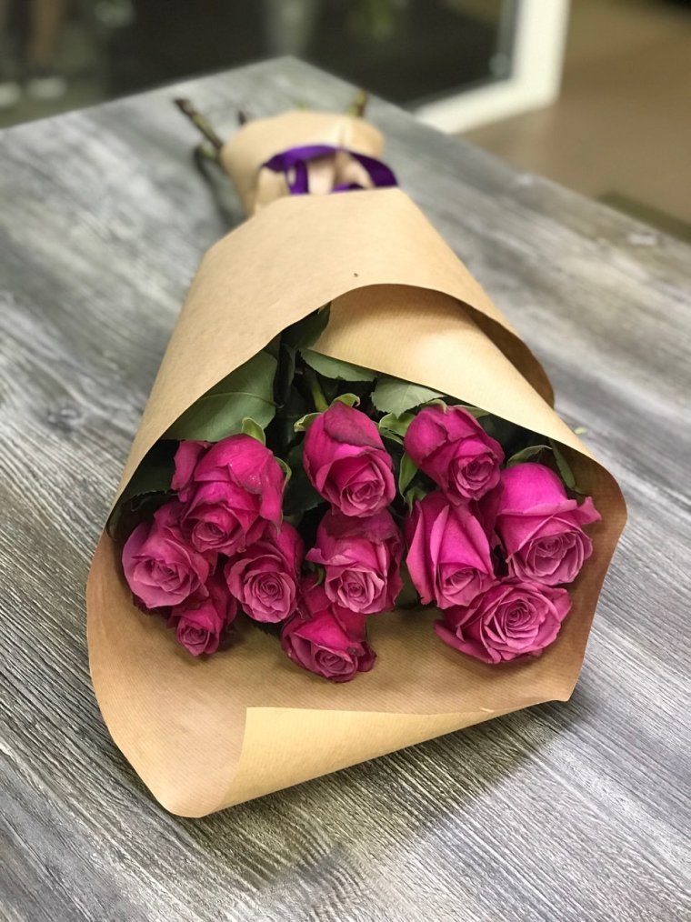 Букет цветов в крафтовой бумаге