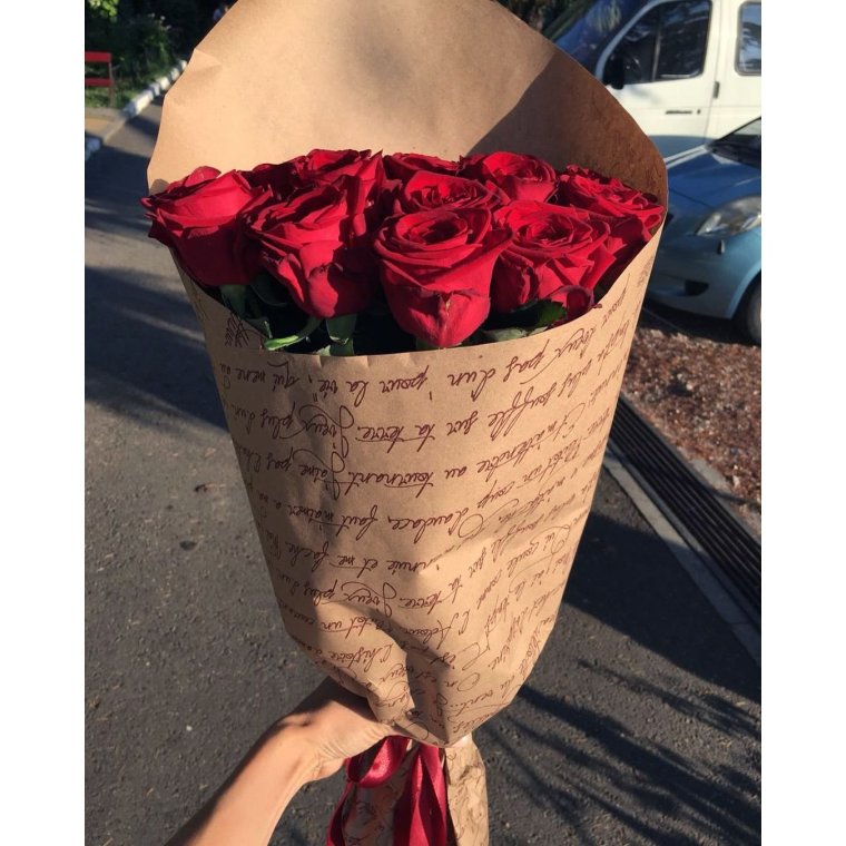 Букет роз в мусорке