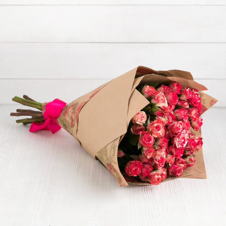 Букет кустовых роз в крафте