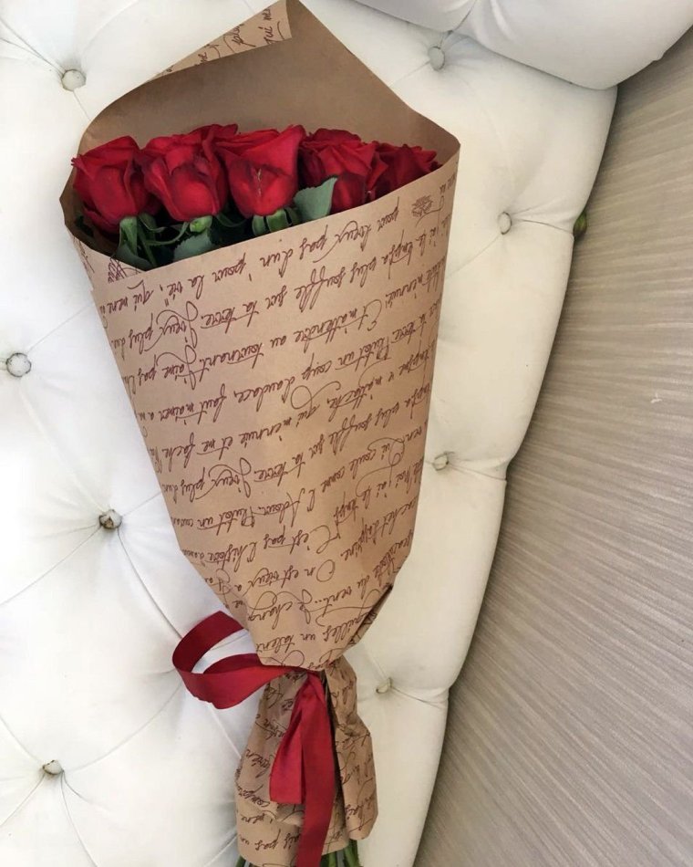 Розы в крафтовой бумаге