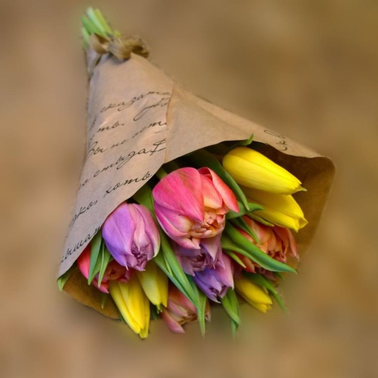 Тюльпаны в крафт бумаге