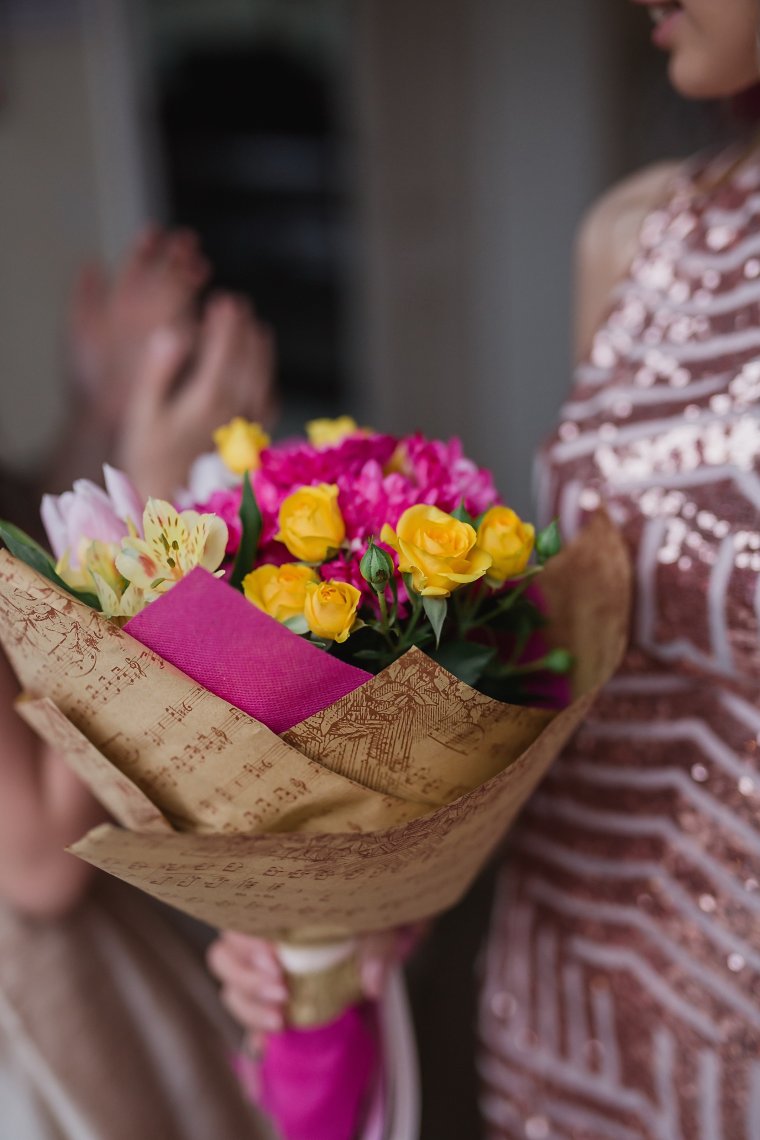 Красивое оформление газетными бумагами букетов