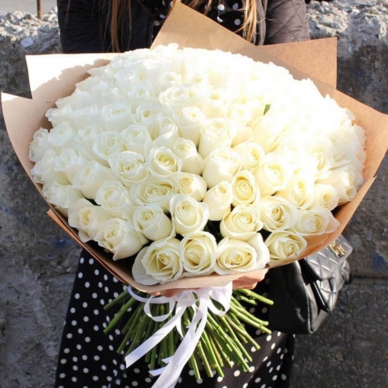 Красивый букет белых роз