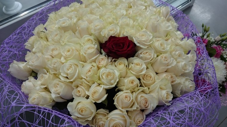 Красивый букет белых роз