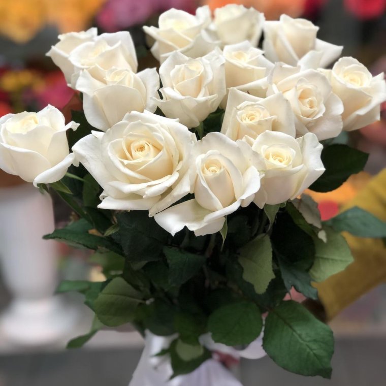 Белые розы в корзинке