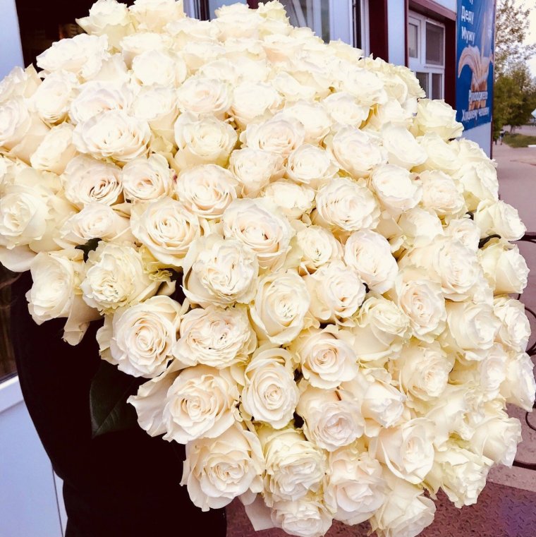 Корзина белых роз