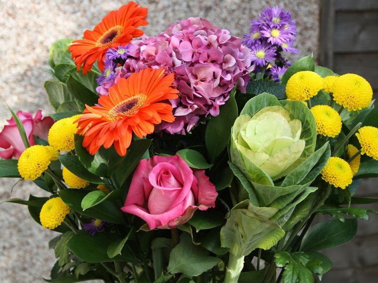Георгины в букетах с хризантемой и розой