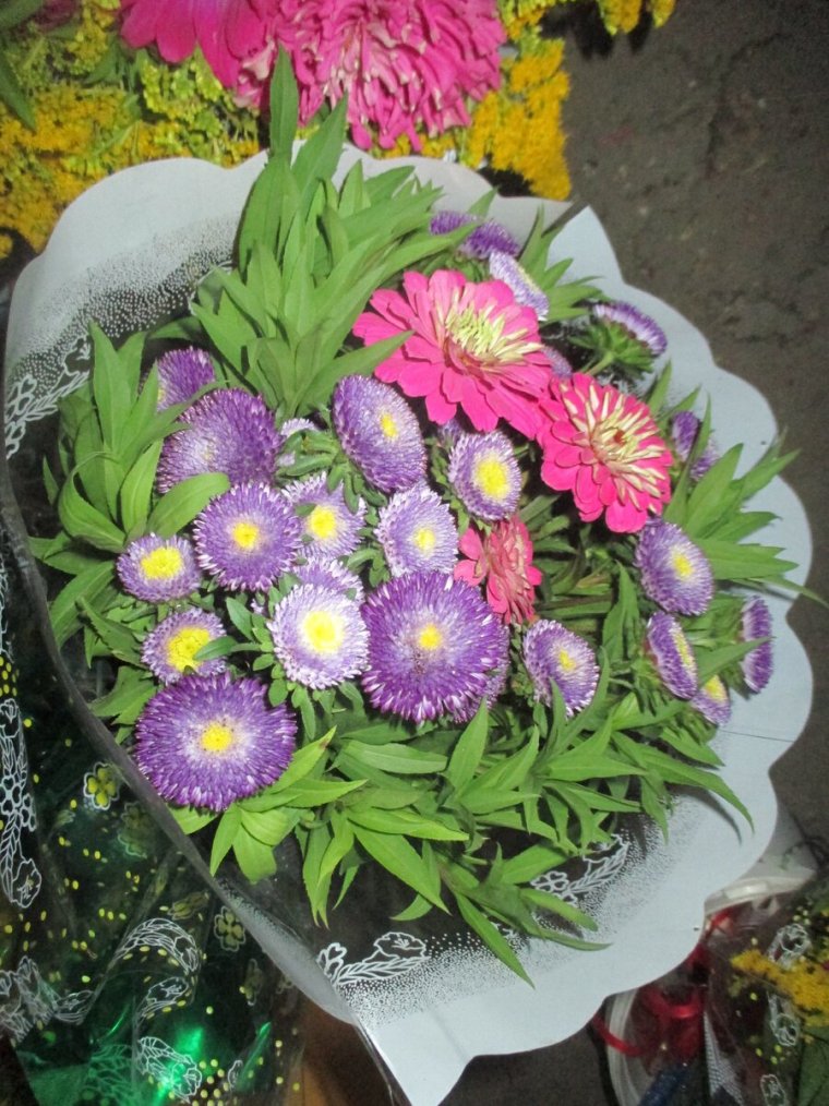 В букете циннии цветок