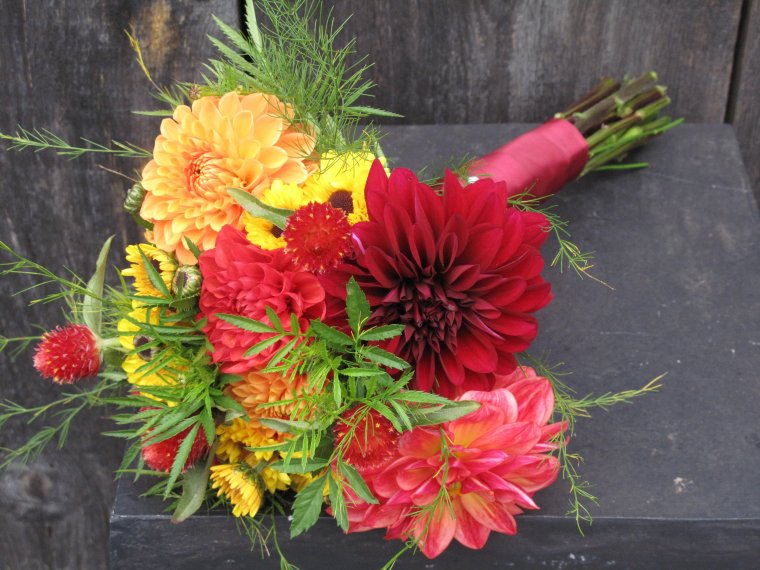 Букет космеи бархатцев георгинов