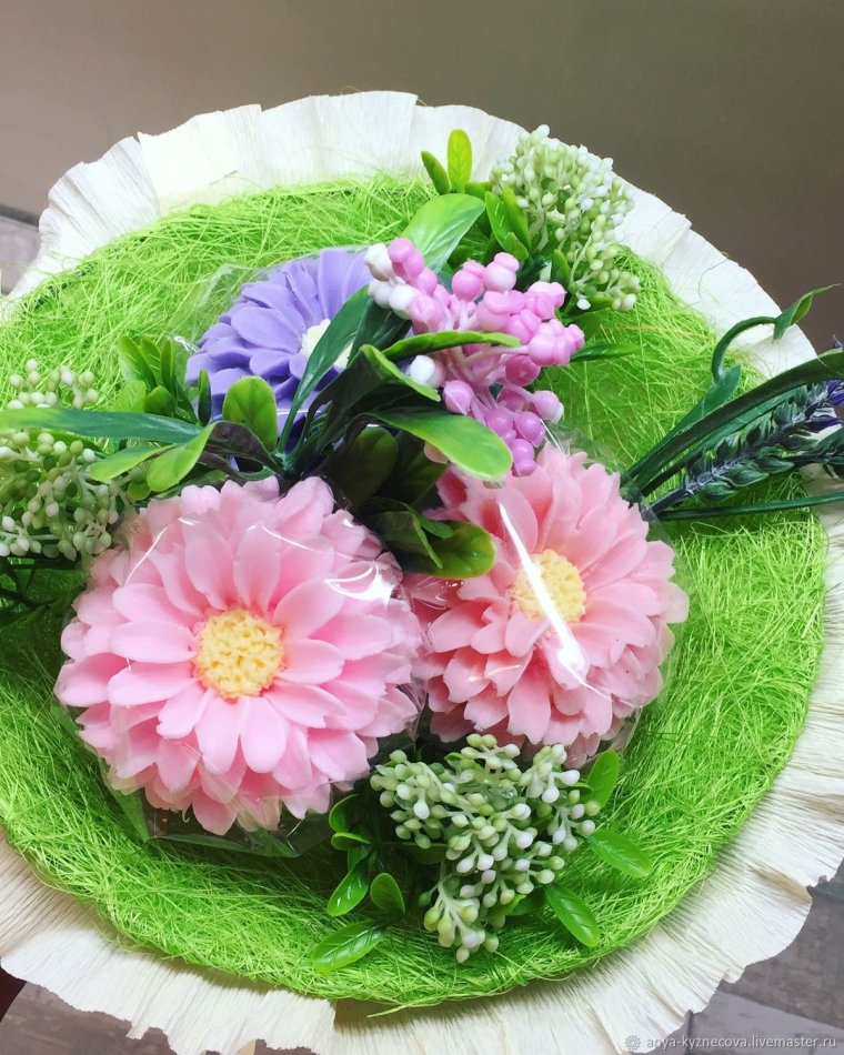 Букет из астр и бархатцев