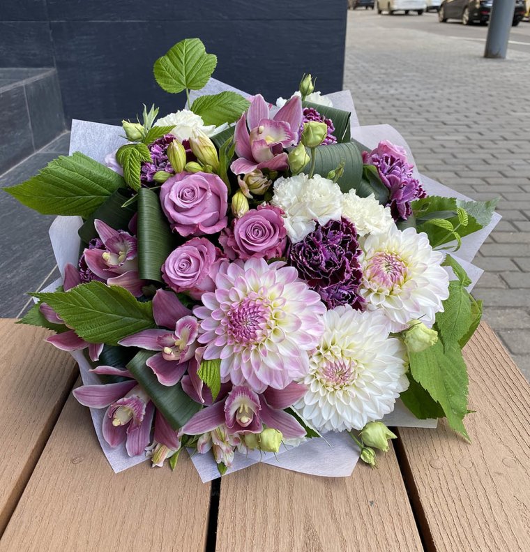 Астры в вазе