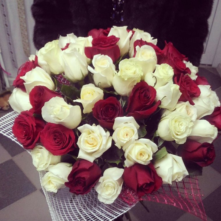 Розы в вазе