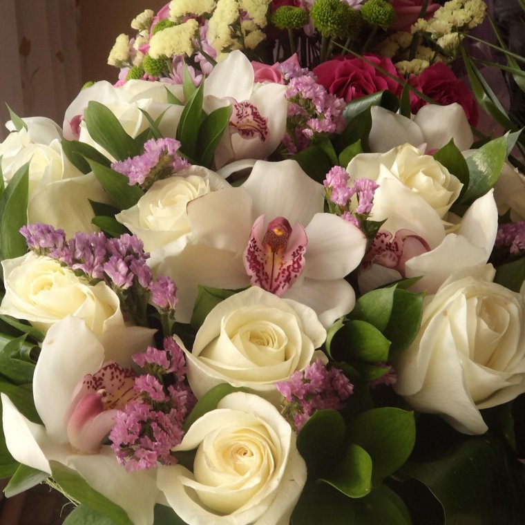 Букет из пяти роз на столе