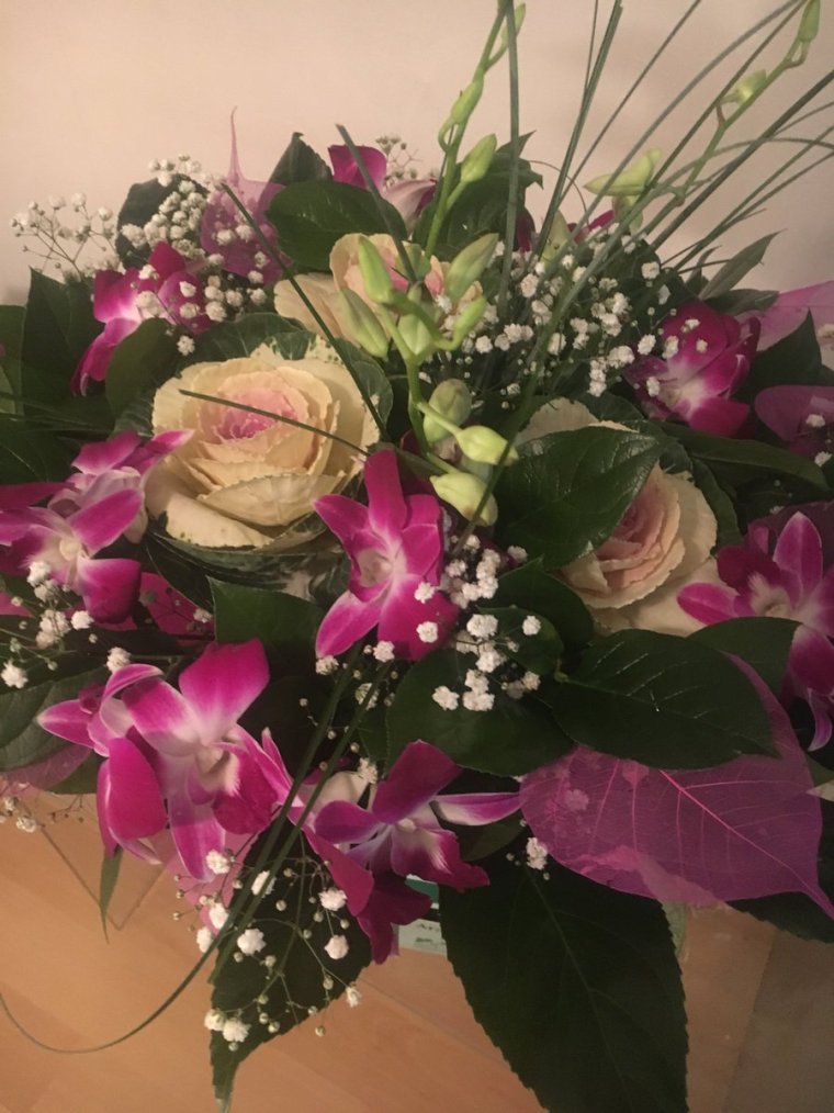 Букет цветов на столе