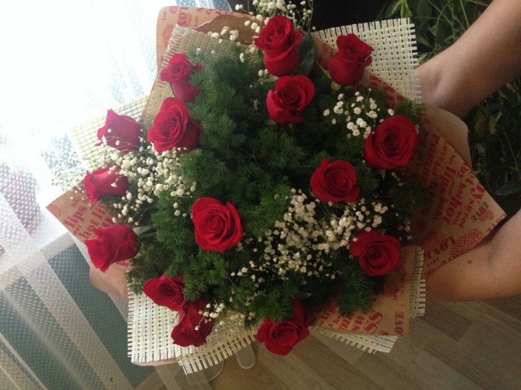 Красивый букет цветов дома