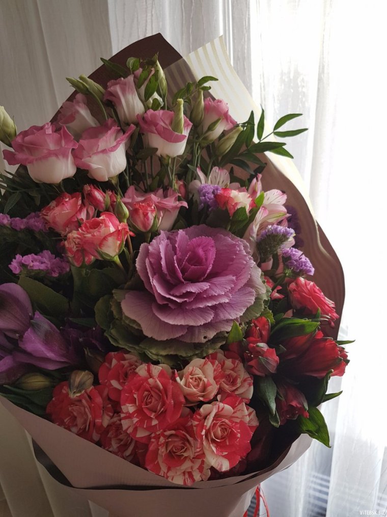 Букет роз в домашней обстановке