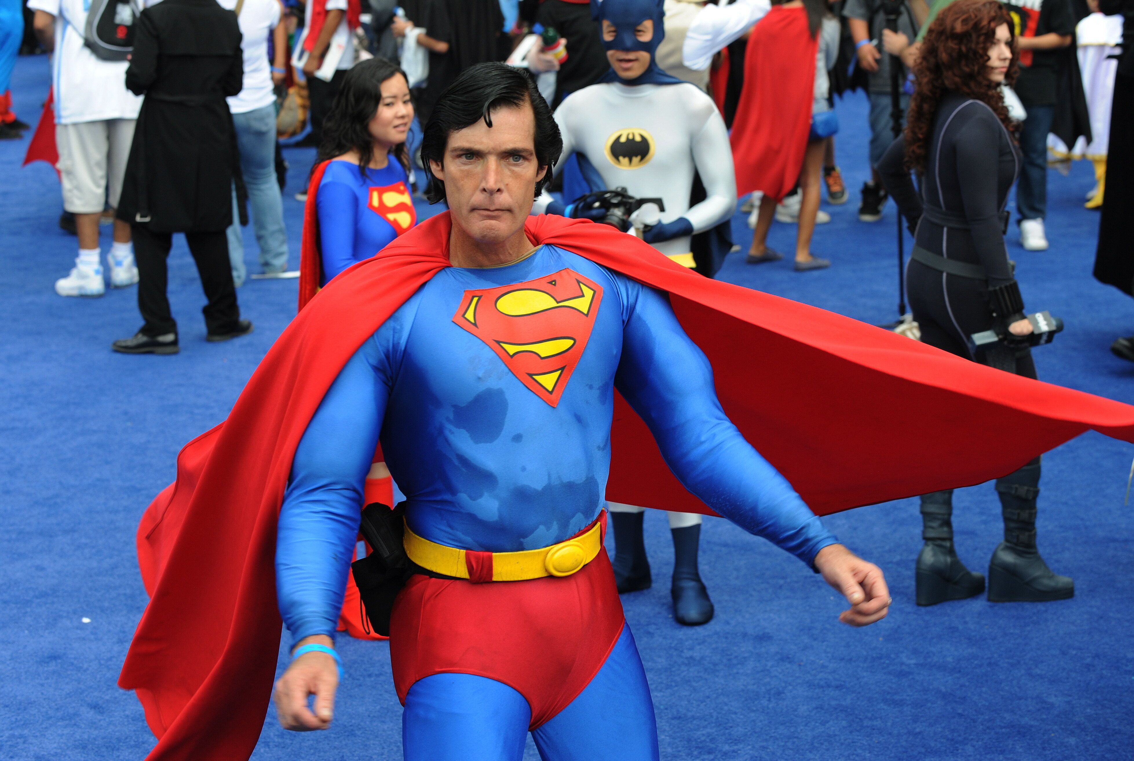 Картинки супер героев. Кристофер Деннис Супермен. Кристофер Деннис Hollywood Superman. Супергерои. Костюм Супермена.