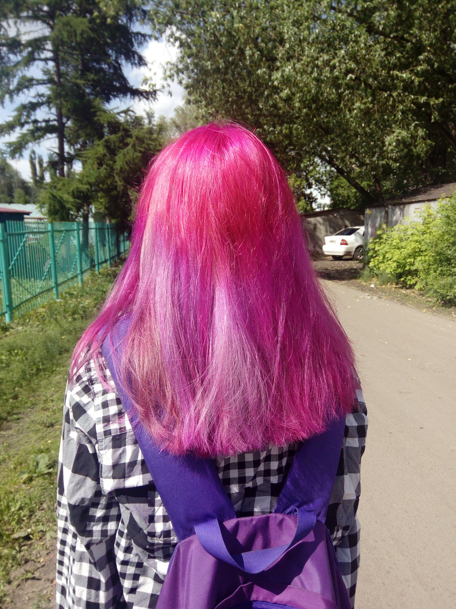 Покрасить волосы тоником в домашних. Фиолетовый тоник. Окрашивание тоником. Розово фиолетовые волосы. Фиолетовая тоника на русые волосы.