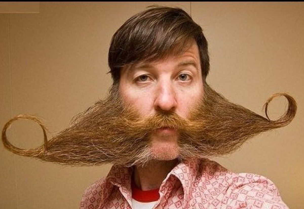 Я сейчас небритый. Лохматая прическа. Мужчина с бородой. Прикольные стрижки бороды. Лохматые длинные волосы.