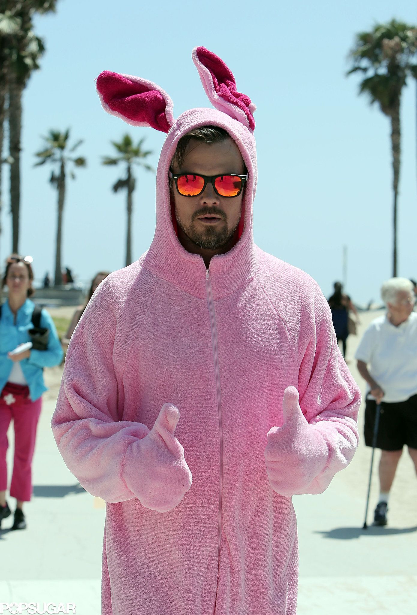 Самый розовый человек. Брюс Уиллис в костюме кролика. Брюс Уиллис в костюме зайца. Мужчина в розовом. Мужик в розовом костюме.