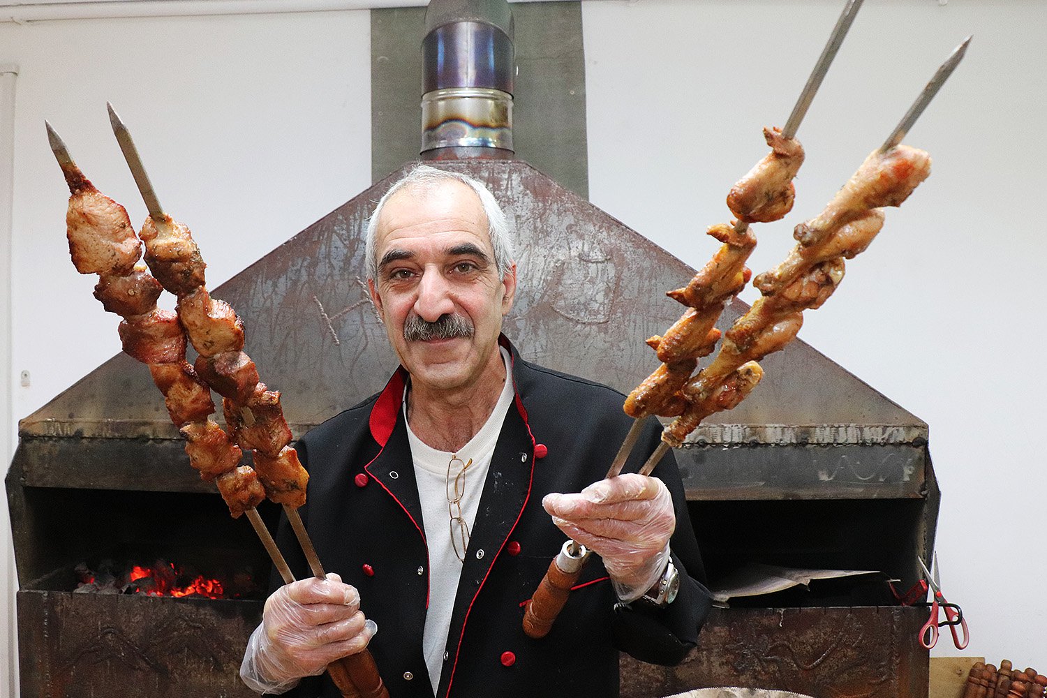Настоящий грузин. Армянин с шашлыком. Армяне жарят шашлык. Грузин шашлычник.
