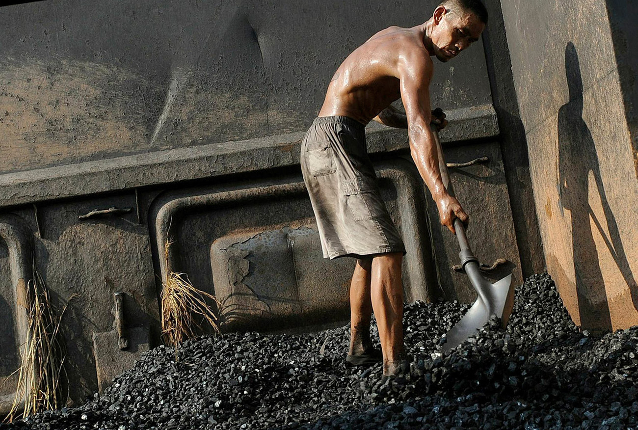 Рабочие кидают. Мужик с лопатой. Лопата для угля. Деревенский мужик и лопата. Копают уголь.