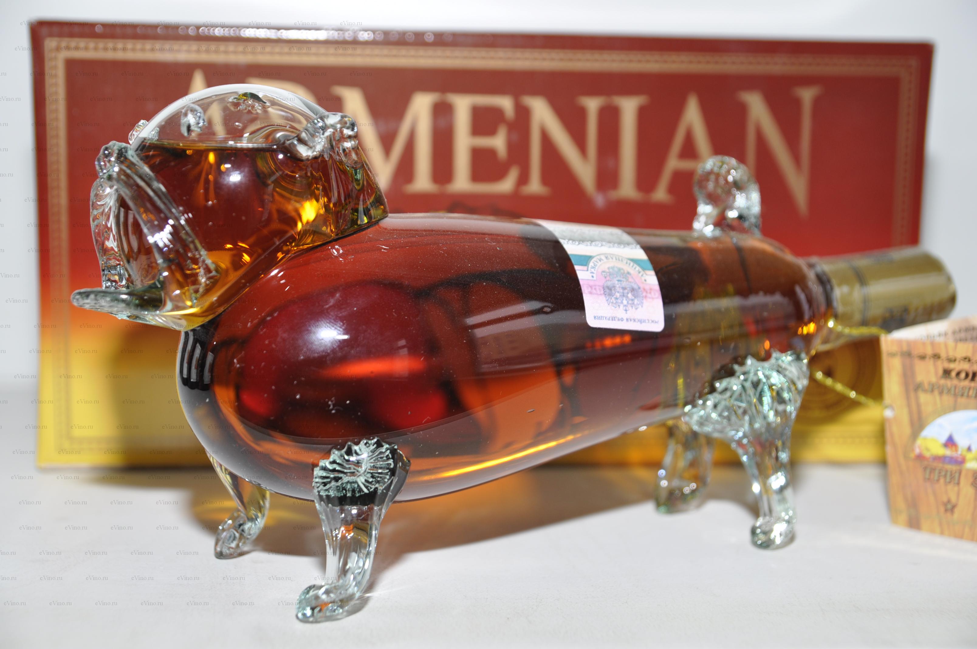 Большая бутылка коньяка. Армянский коньяк сувенирный Иджеванский.