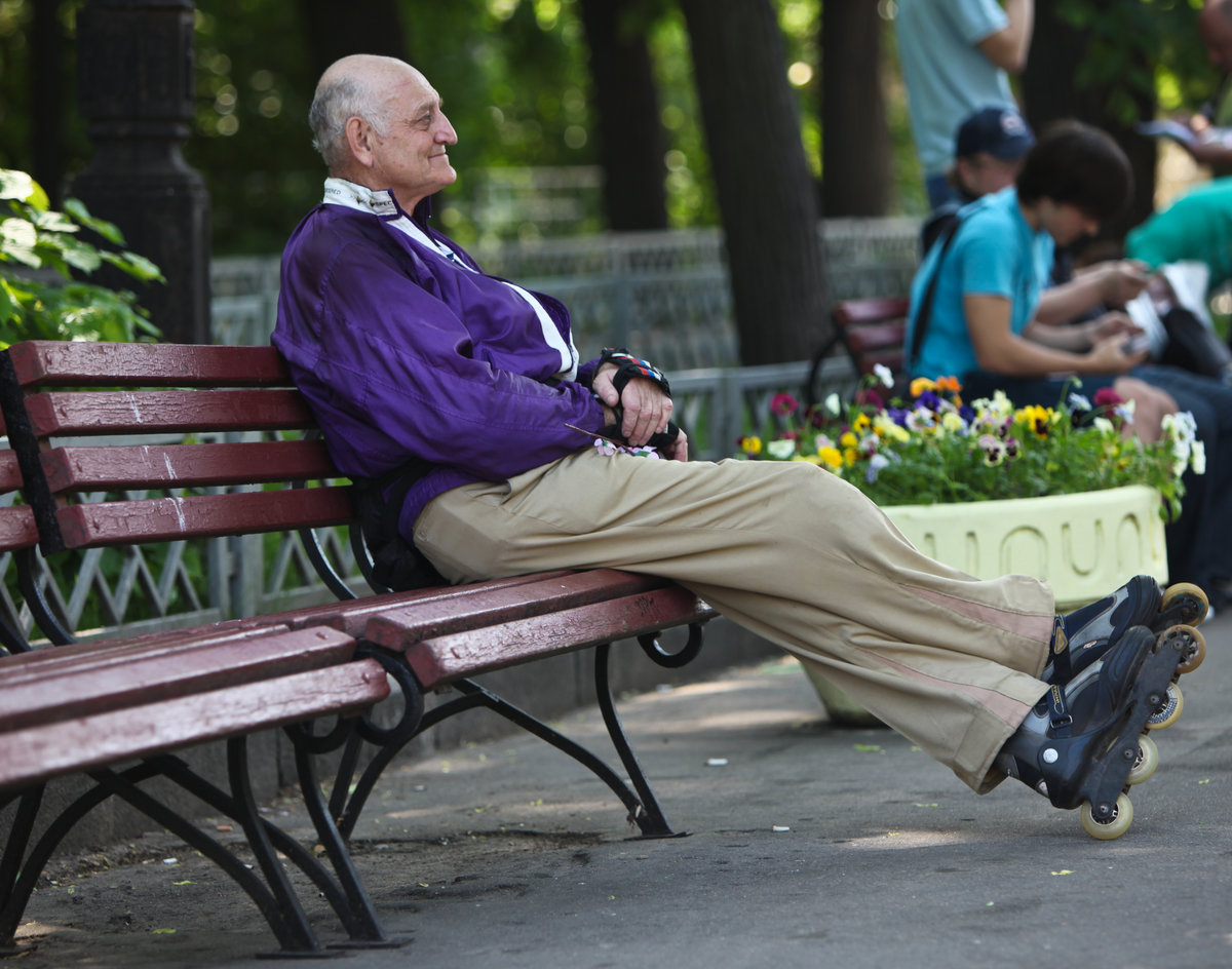 Про пожилого мужчину. Старик на скамейке. Пожилые люди на скамейке. Пенсионеры на лавке. Человек на скамейке.