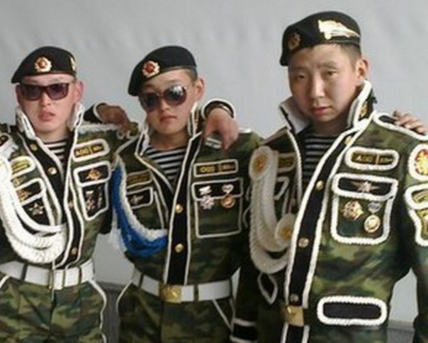Дембель в армии это. Мотошвейные войска Казахстана. БТС Швейные войска. Казахи в форме. Швейные войска дембеля.
