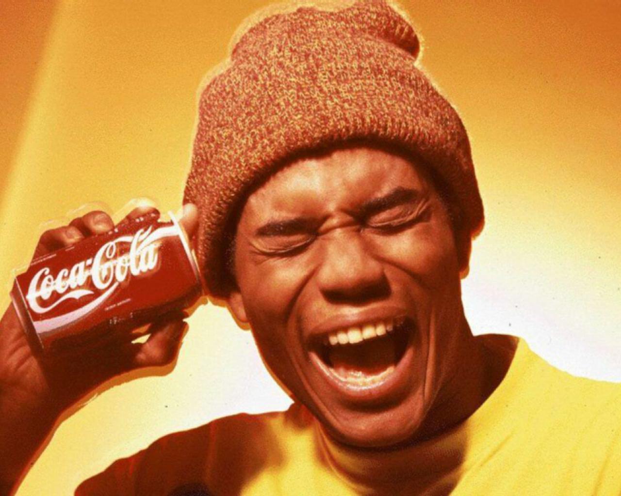 Попей кол. Человек с Кока колой. Человек пьет колу. Coca Cola с чипсами. Coca Cola Мем.