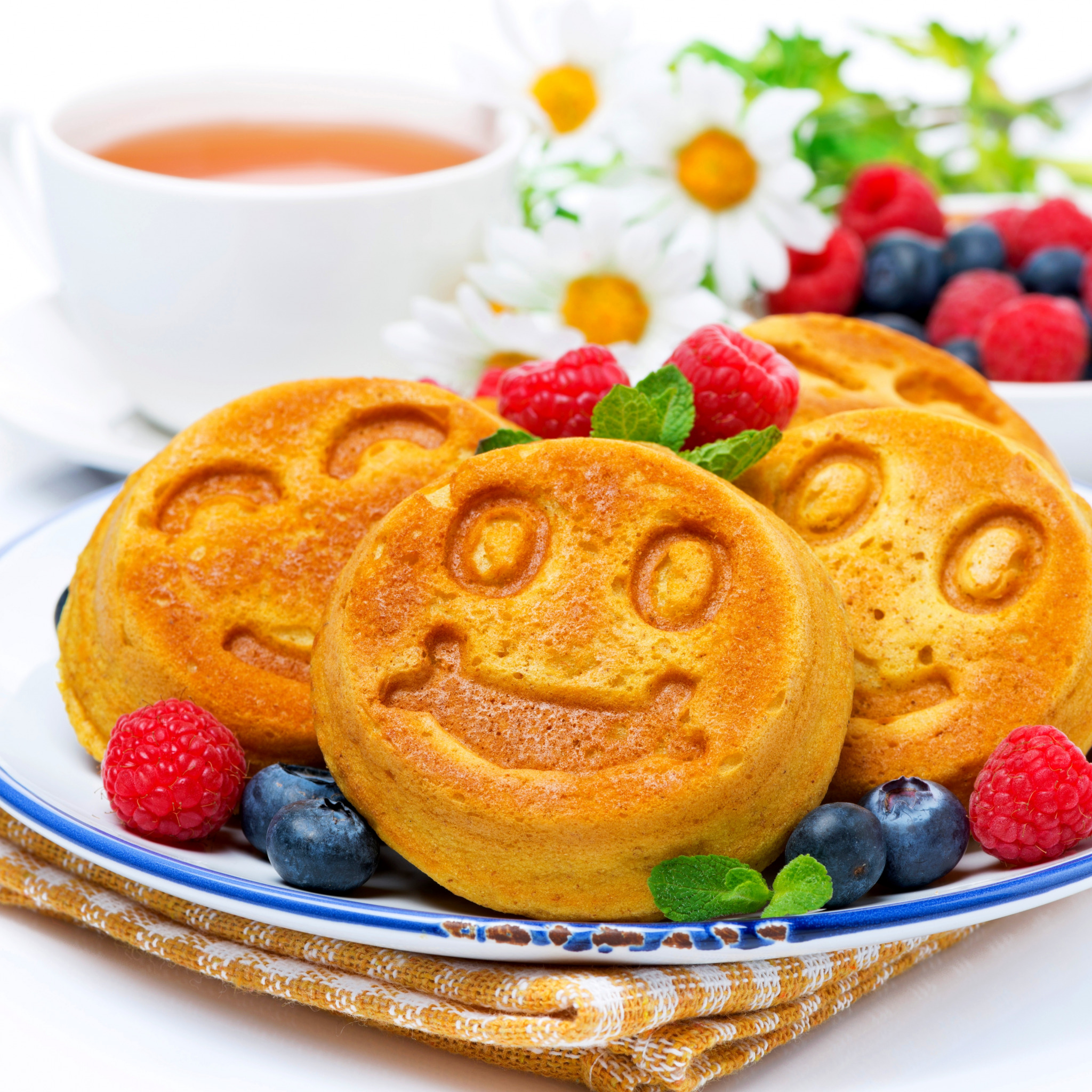 Доброе утро картинки прикольные. Сладкий завтрак. Печенье с фруктами. Открытки с выпечкой. Доброе утро выпечка.