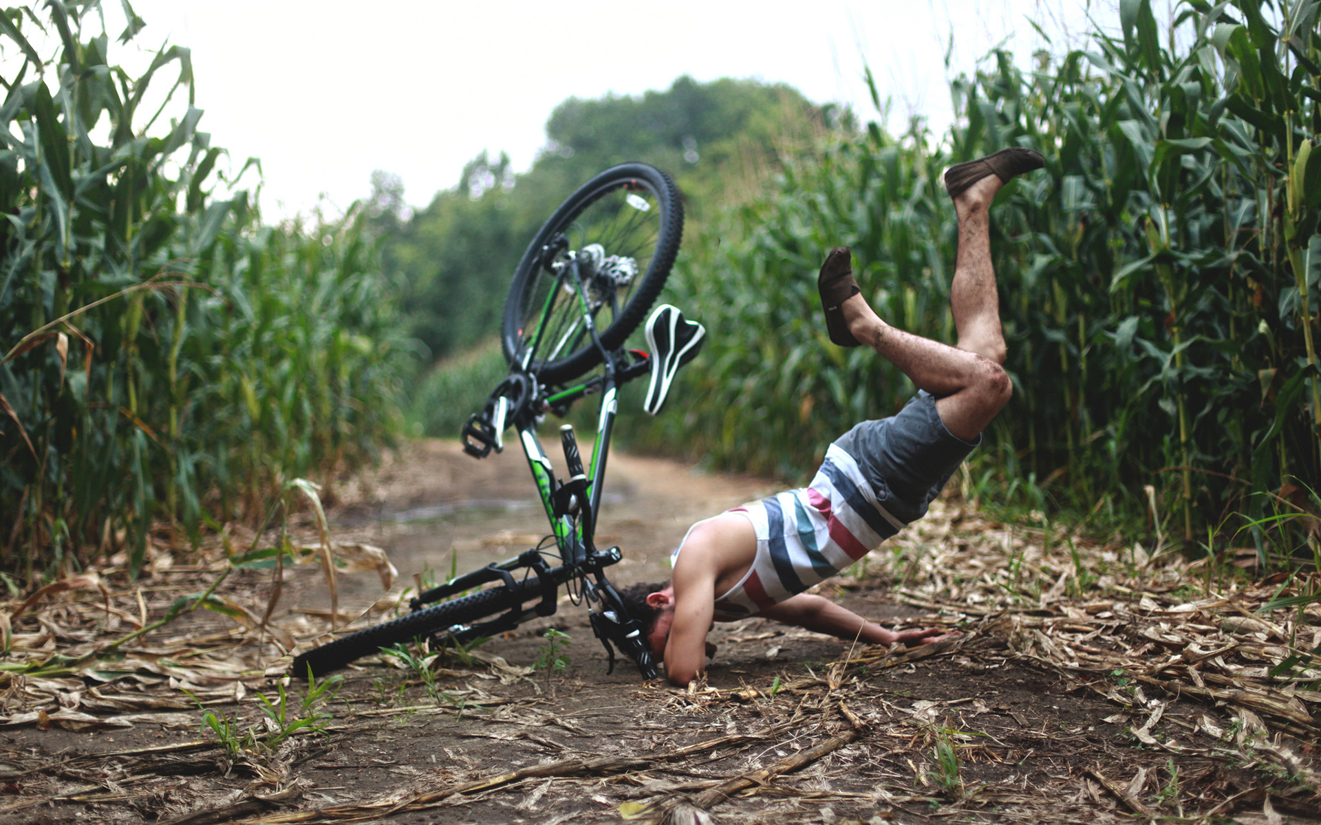 Fall failed. Человек падает с велосипеда. Смешные велосипеды.