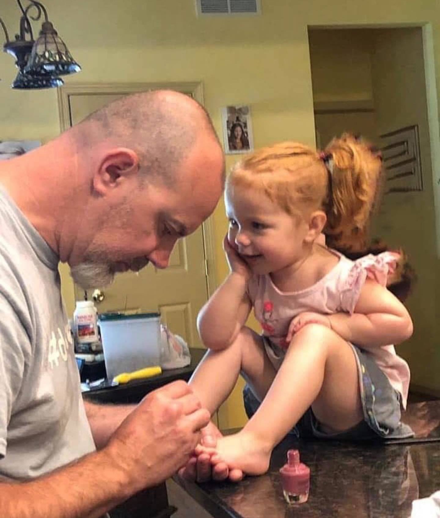 Можно папа и дочки. Маленькая девочка с папой. Папы с маленькими дочками. Быть отцом это. Папа красит ногти дочке.