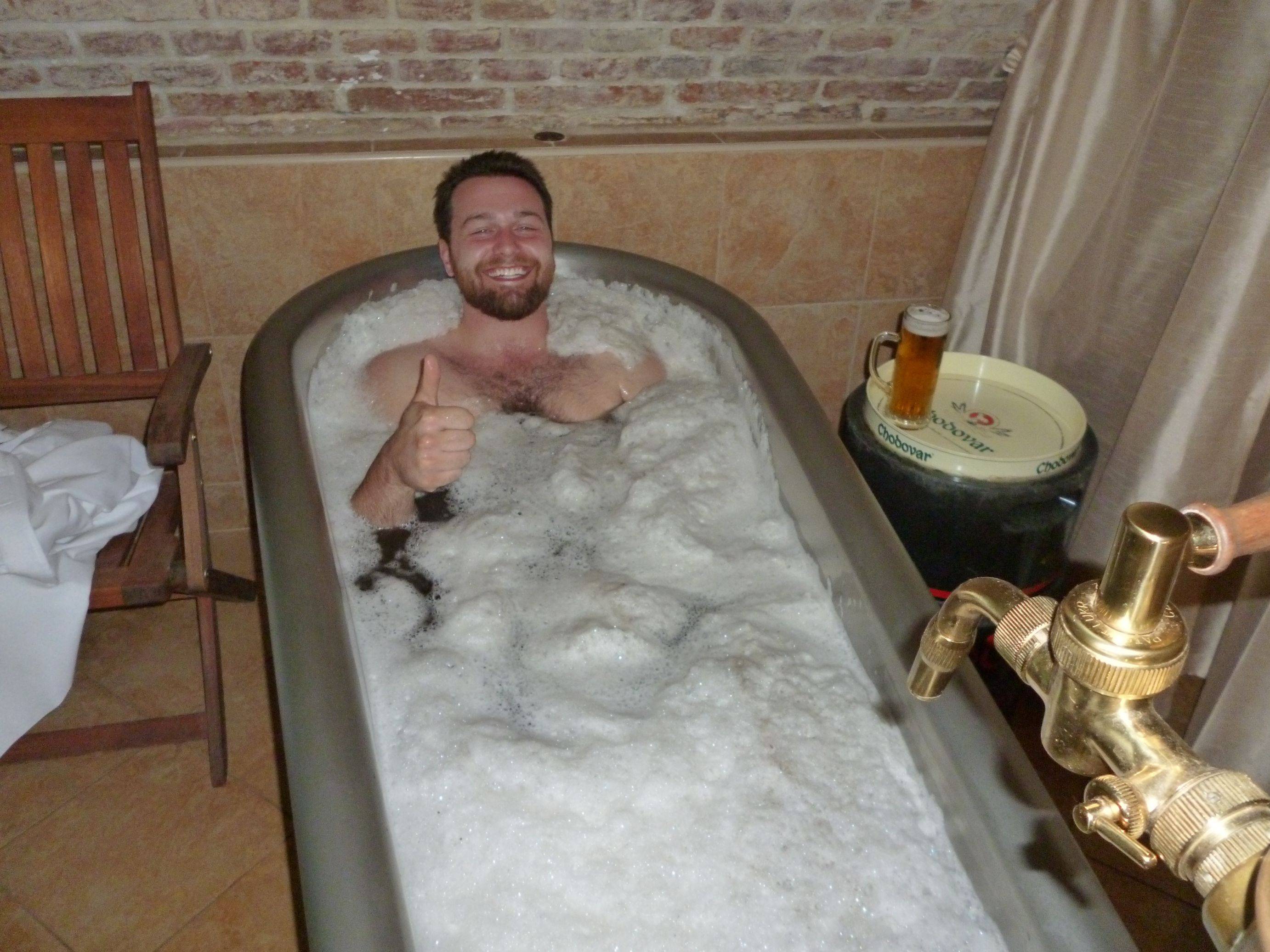 Человек купается в ванне. Пивные ванны. Мужик в ванной. Мужик в ванне с пивом. Пивное джакузи.