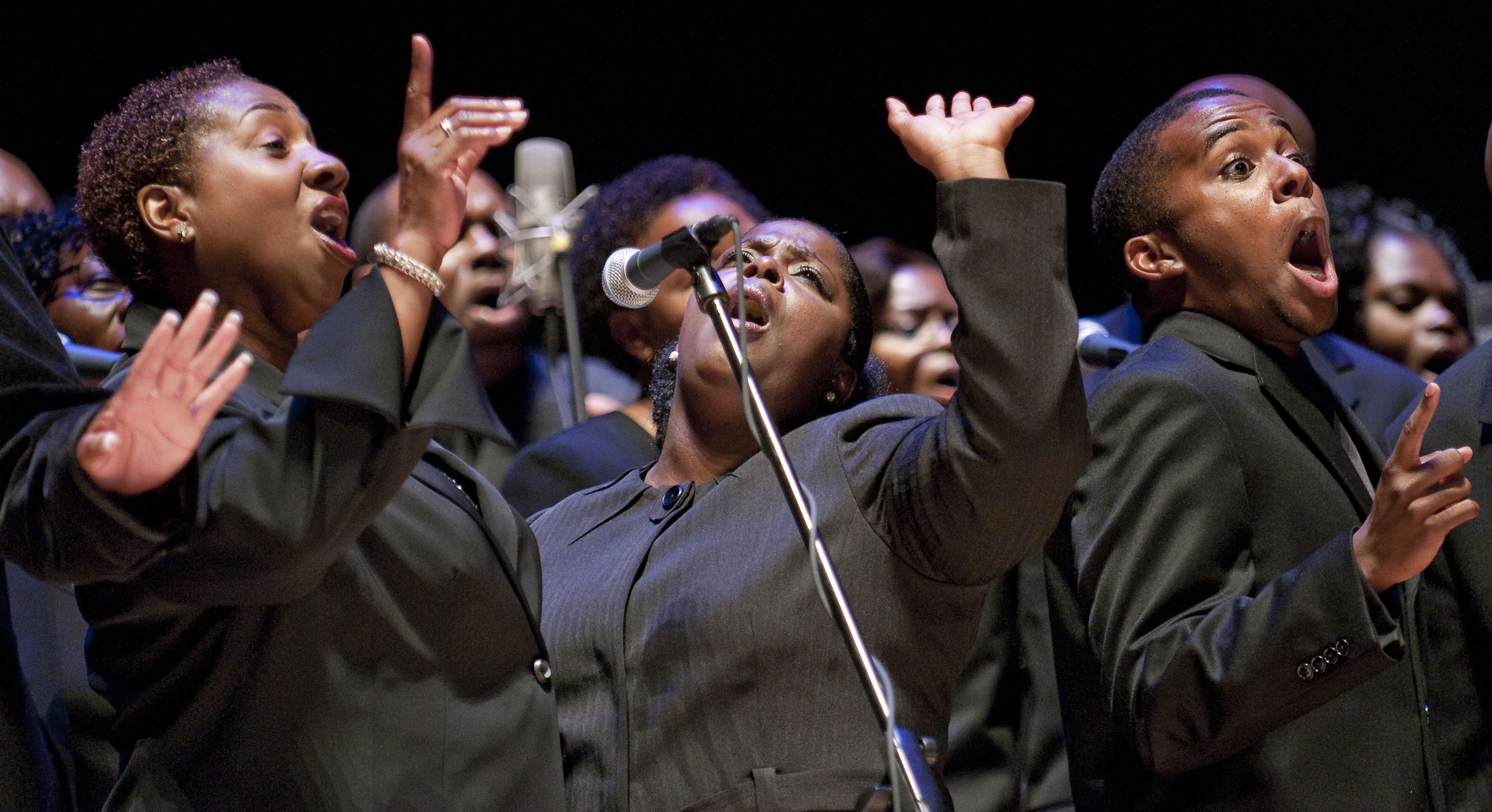 Жанры негритянской музыки. Госпел хор. Негр поет. Негры поют в церкви. Африканский хор.